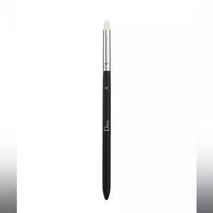 DIOR
Backstage Precision Eyeshadow Blending Brush n°22